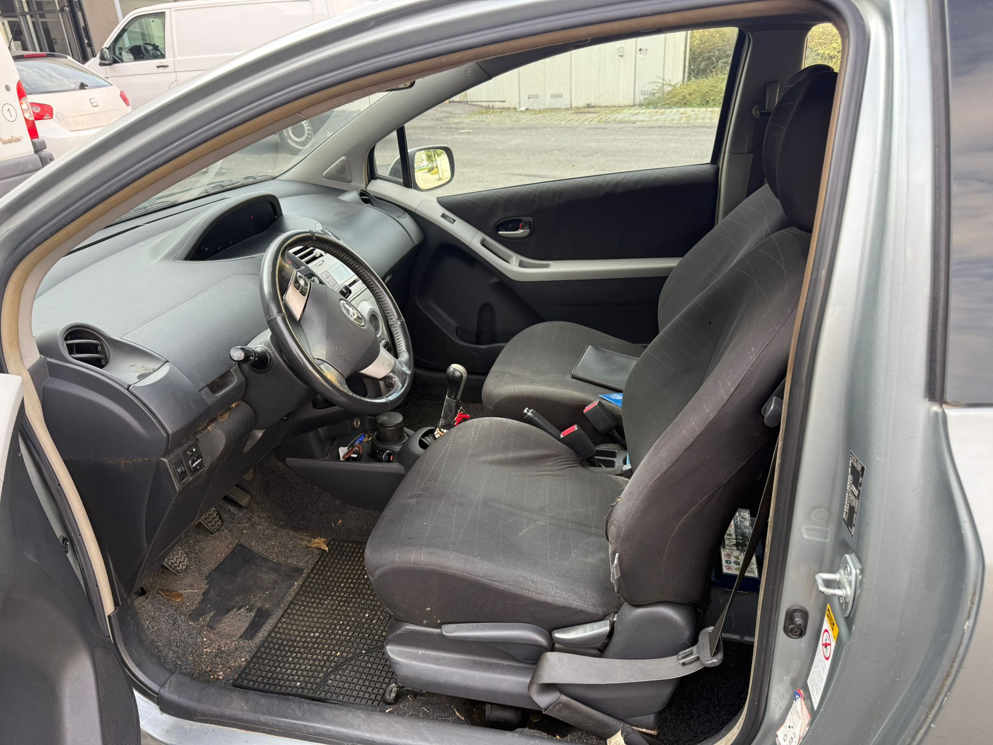 LOTTO 1: AUTOVETTURA TOYOTA YARIS